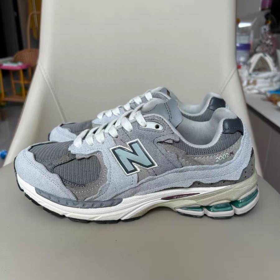 这双NB“云雨灰”,是把做旧玩出了口香糖粘底的境界?🌧️👟